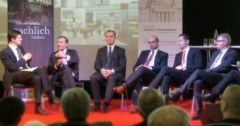 Prominenz der Wirtschaft trifft sich zur Deutschen Anlegermesse podium frankfurt 2014 julien backhaus sachwert magazin grupp-polleit-sommese-schulte-schaeffler