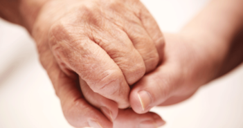 „Pflegeimmobilien gehört die Zukunft“ Senior-Hand_Depositphotos_K
