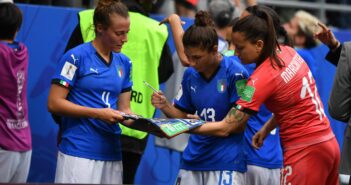 Panini: Sammler zahlen fünfstellig für seltene Alben Panini Aufkleber